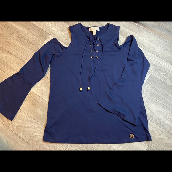 Tops - Picture 4 of 5